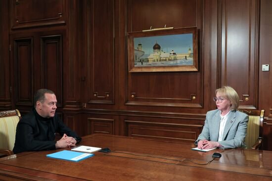 Дмитрий Медведев поддержал кандидатуру Ирины Гехт на должность секретаря реготделения «Единой России» НАО