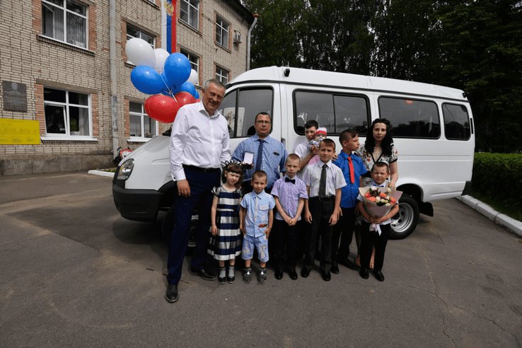 В 2024 году в Ленобласти еще 17 многодетных семей обеспечат автомобилями – губернатор Дрозденко