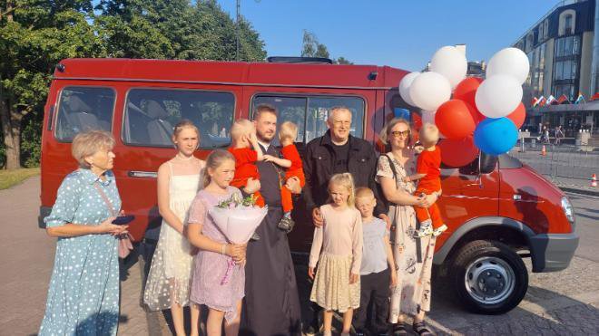 Александр Дрозденко вручил ключи от микроавтобусов многодетным семьям