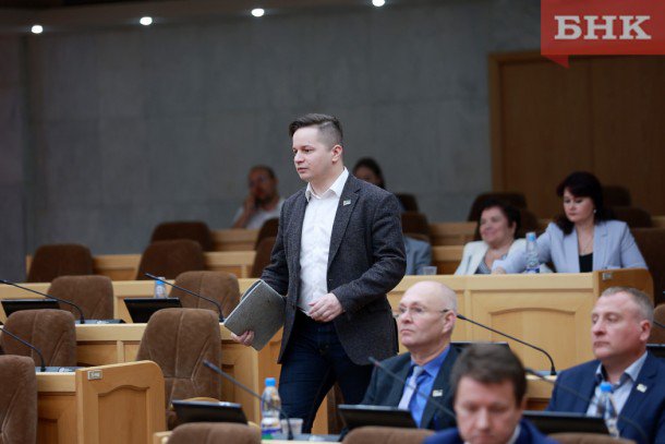 Депутата Госсовета Коми лишили зарплаты за его денежные переводы между своими же счетами