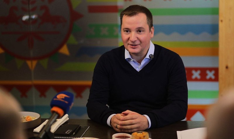 В Архангельске прошла встреча губернатора Александра Цыбульского с иностранными журналистами, которые приехали в рамках пресс-тура при поддержке МИД России.