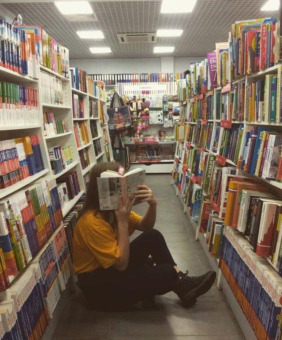 Почему в книжных магазинов начали задвигать на задние полки произведения части российских писателей?