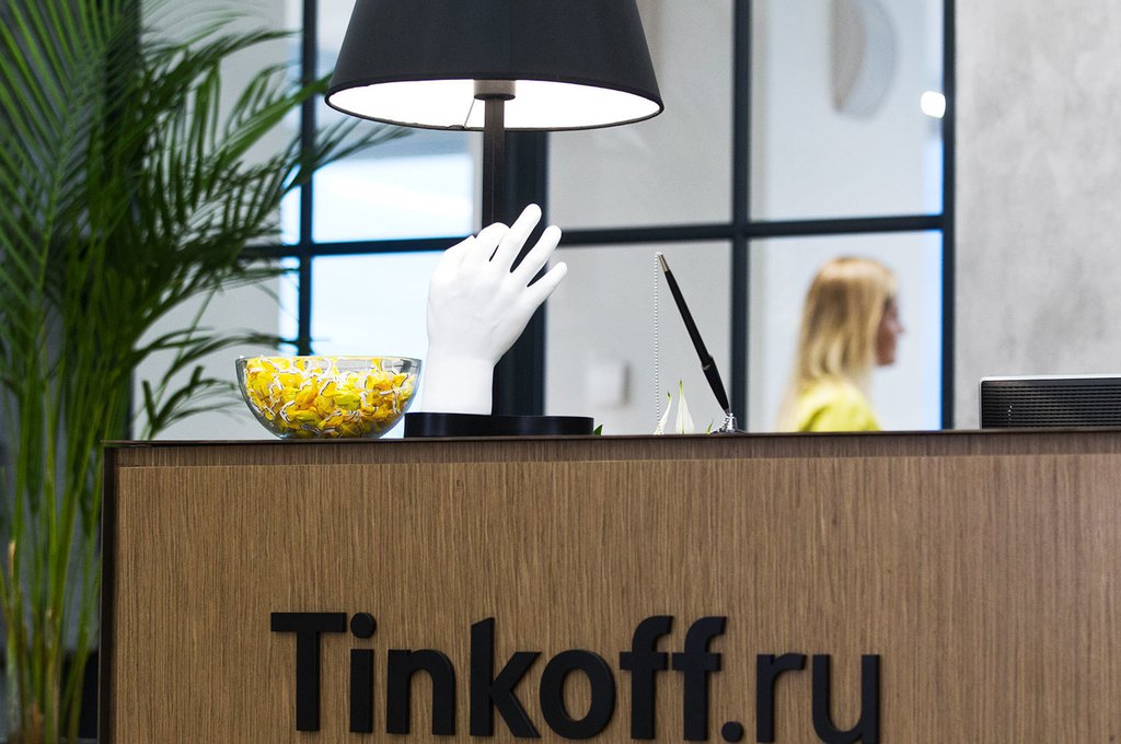 Работники Тинькофф-банка пожаловались на невыплаты