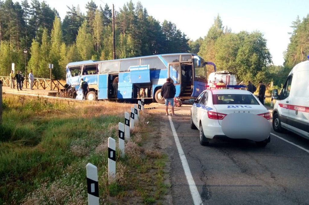 Под Ленобластью автобус с туристами попал под грузовой поезд