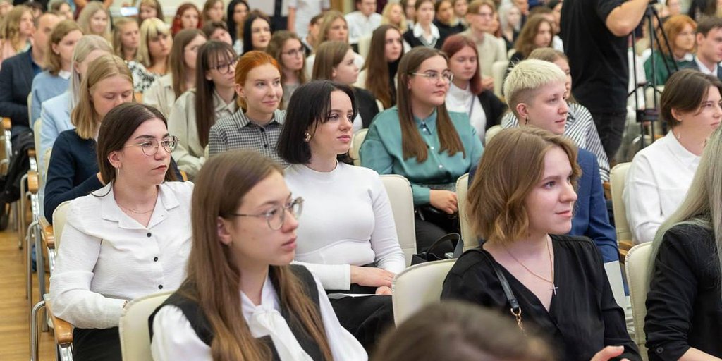 Новые меры поддержки для учащихся начали действовать в Псковской области