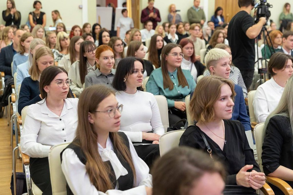 Новые меры поддержки для учащихся начали действовать в Псковской области