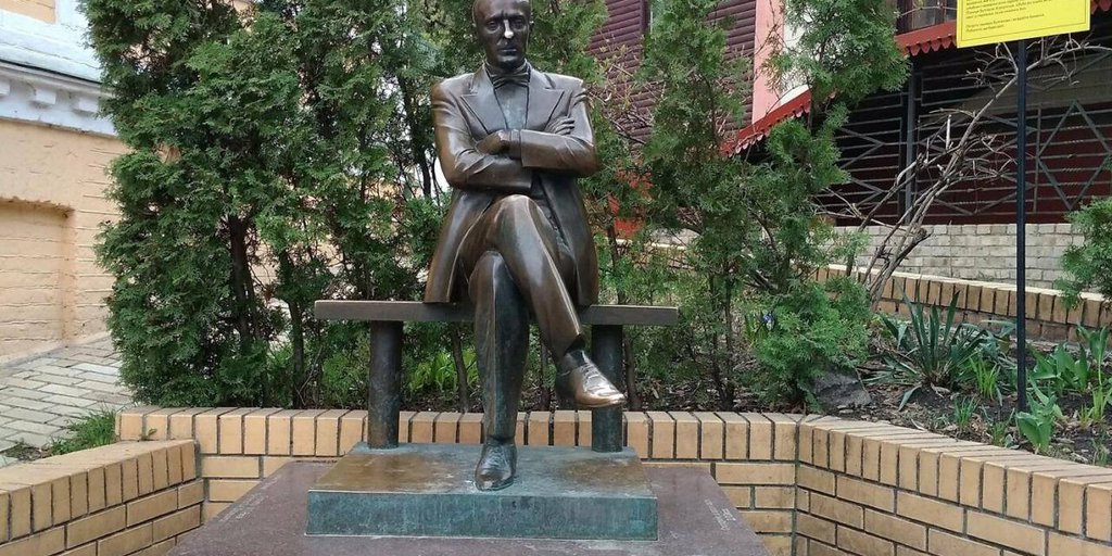 В Киеве сносят памятники Булгакову, Ахматовой и Глинке