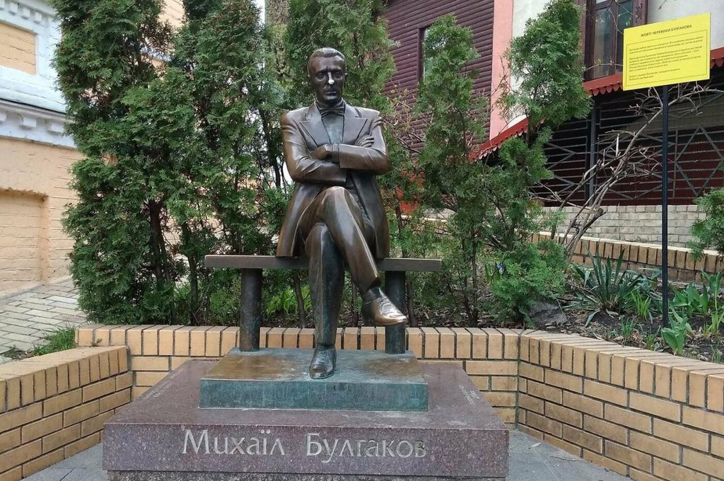 В Киеве сносят памятники Булгакову, Ахматовой и Глинке